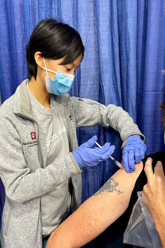 Katherine Li administering vaccines